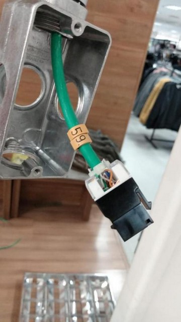 Técnico realizando manutenção de equipamentos